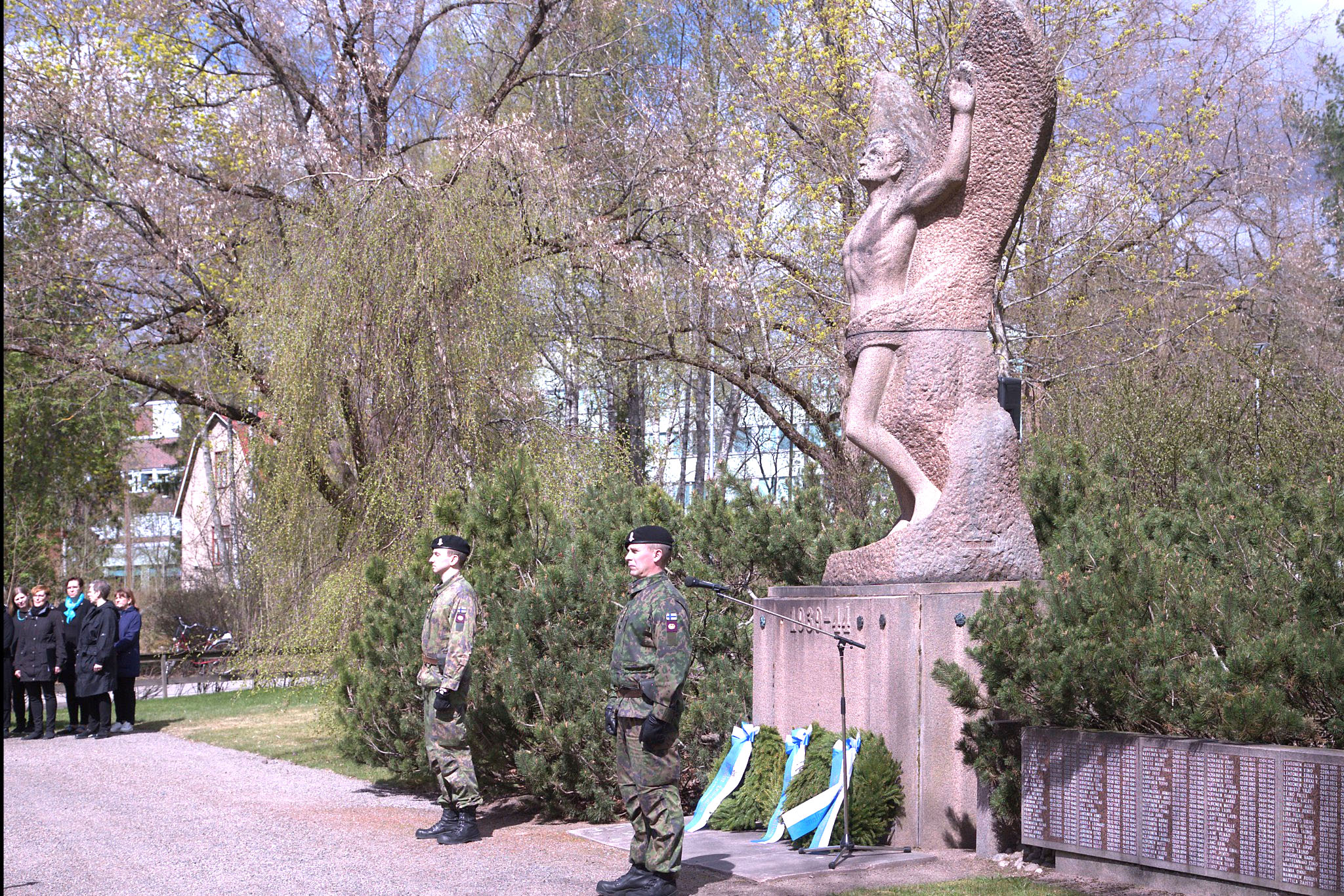 Kaatuneitten muistopäivän seppeleenlasku Kuvituskuva. Riihimäen seurakunnan kuva-arkisto. Kaksi varusmiestä kunniavartiossa sankarihautausmaalla. 15.5.2023