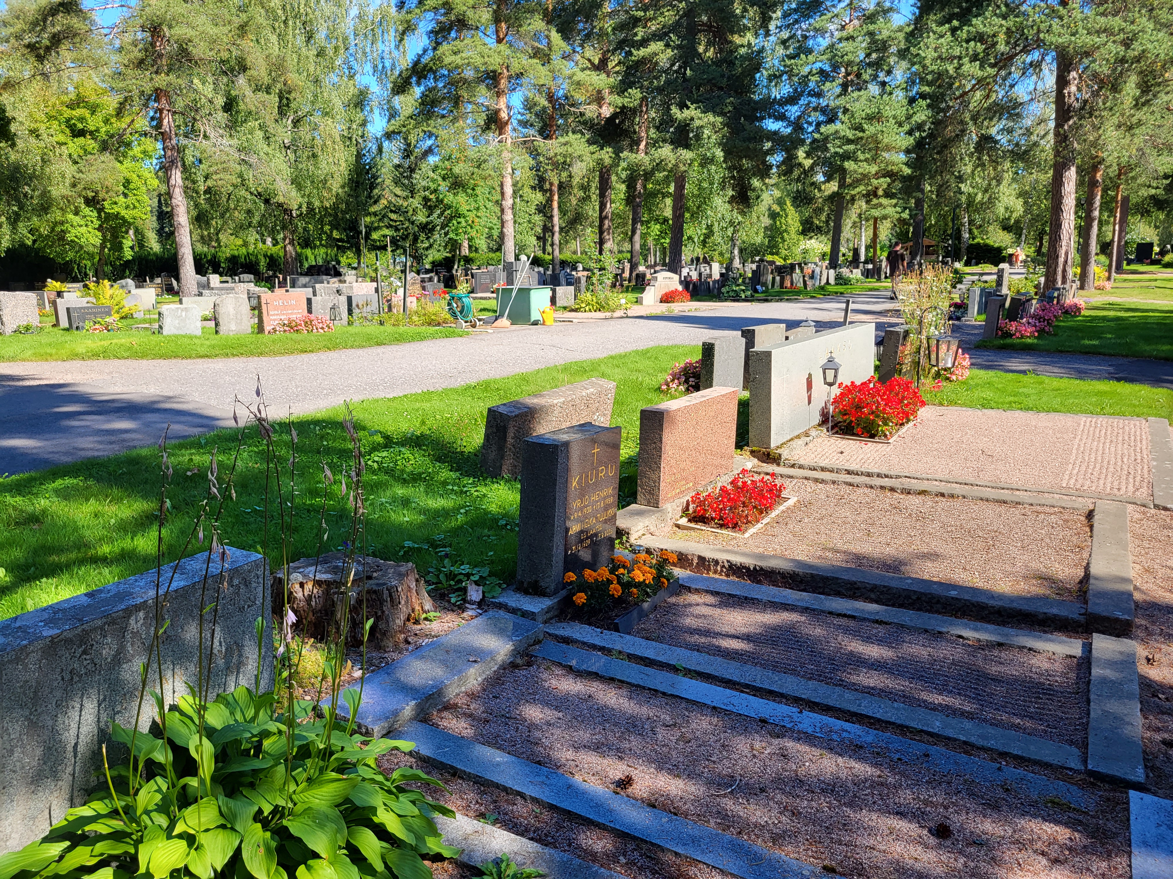 Kuva hautausmaalta kesällä. Kesäkukkia haudoilla.