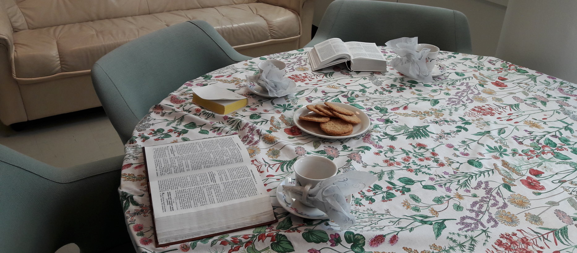 Raamattupiirit, pöytä on katettu ja Raamatut esillä